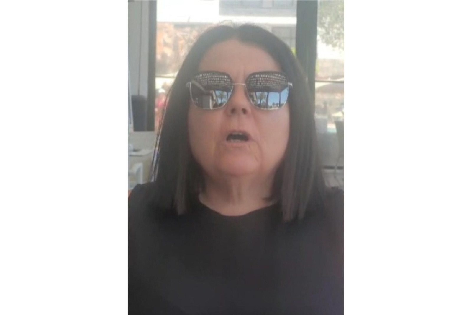 Cinta Ceballos, onubense afectada por el último vuelo de Vueling de Lanzarote a Sevilla.