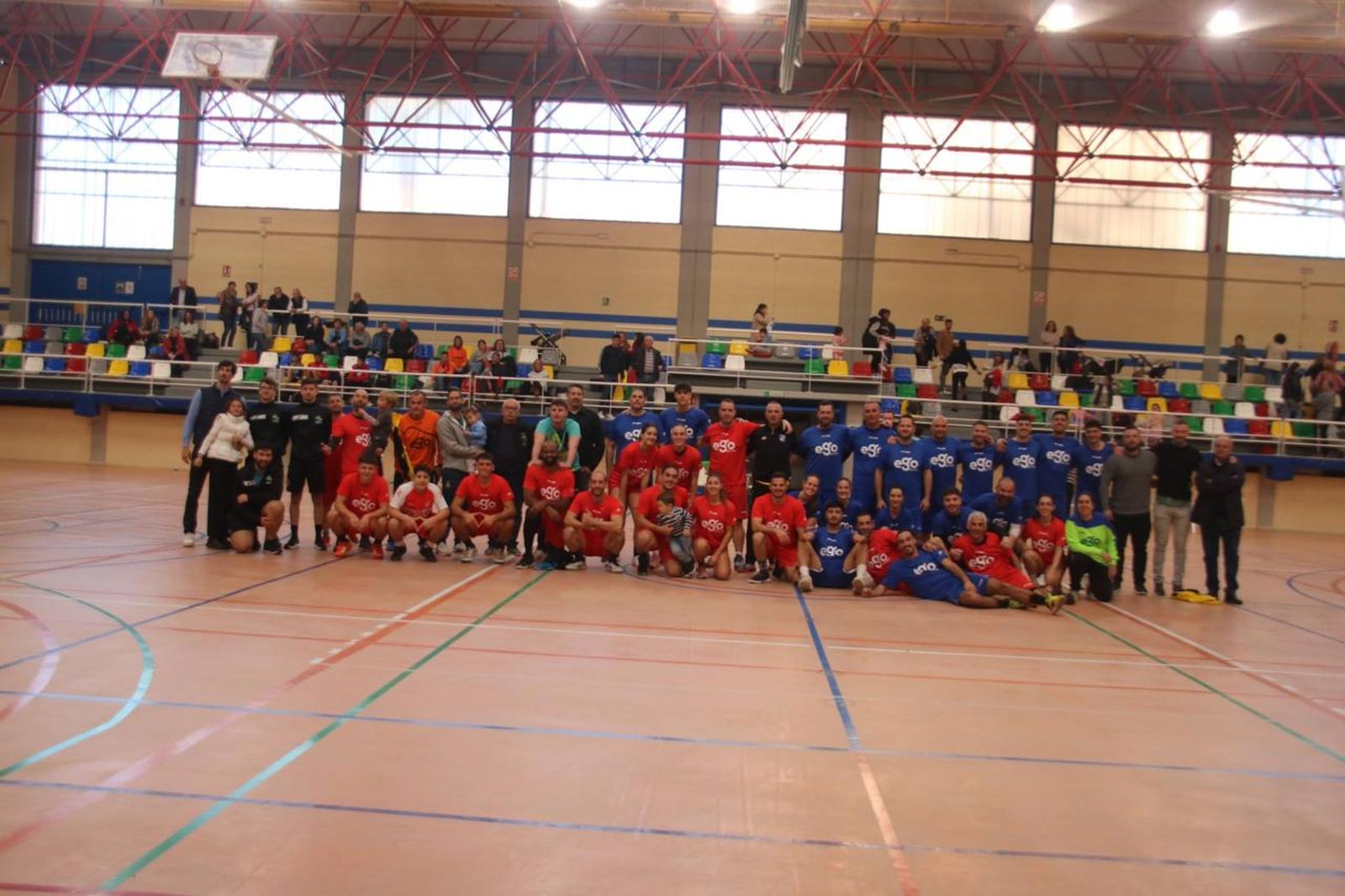 Foto de familia antes del partido benéfico entre los amigos de Álvaro Ruiz y de Agustín Collado.