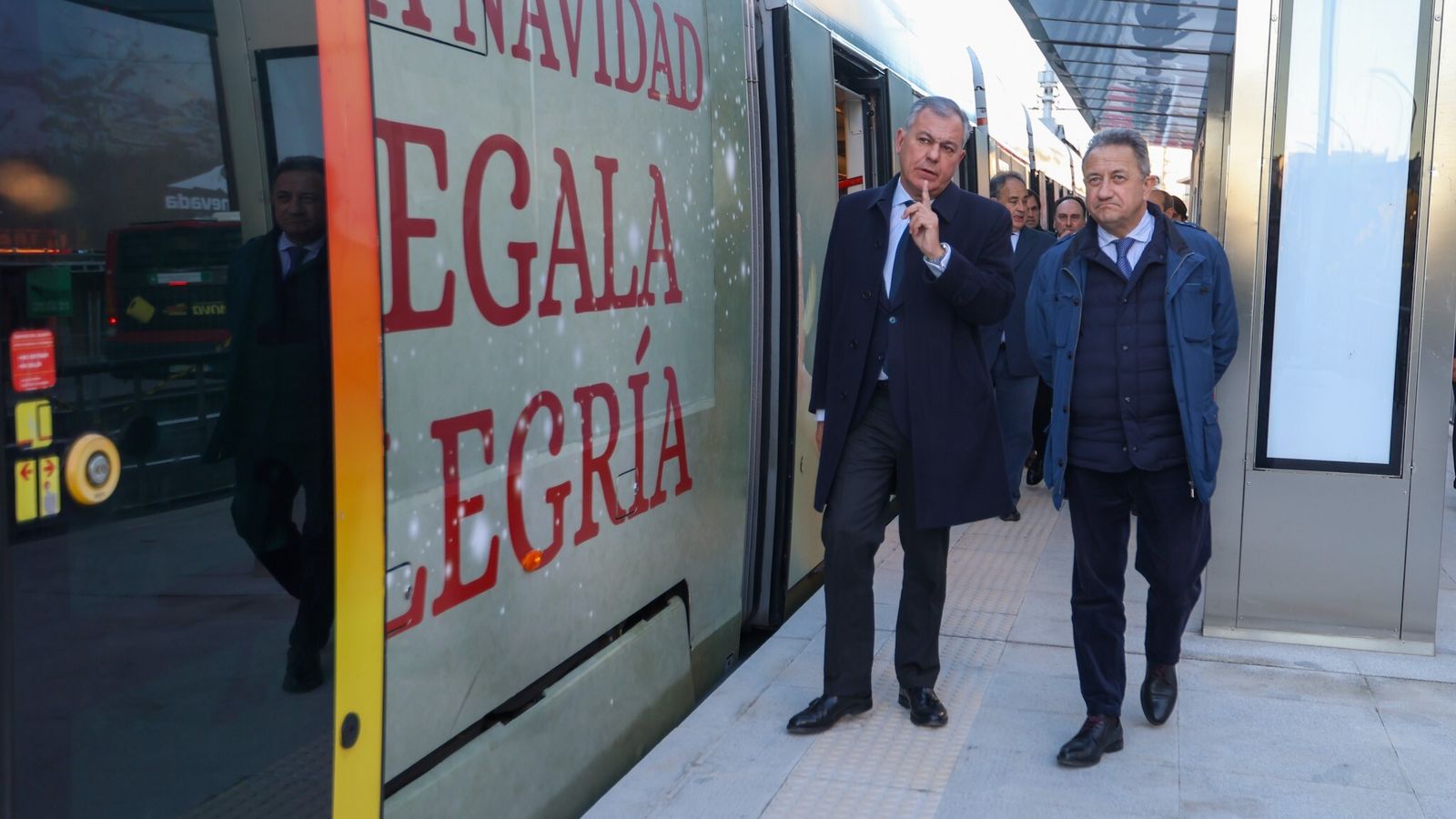 El alcalde con el gerente Torreglosa y detrás la comitiva que los acompañaba.