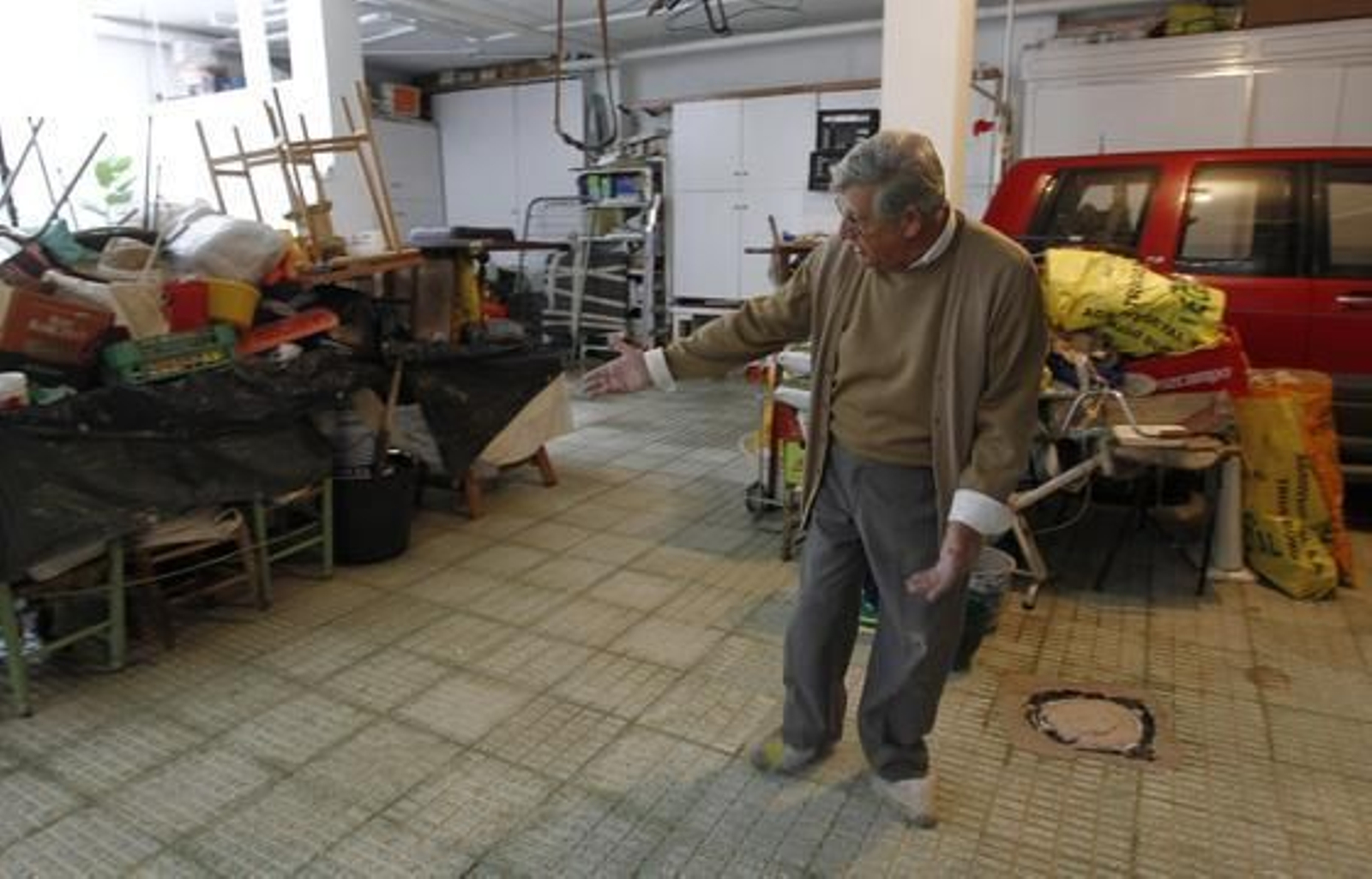 Los vecinos se preparan para la nueva alerta de lluvias que podía provocar una nueva inundación en la scalles de Écija.

Foto: Antonio Pizarro