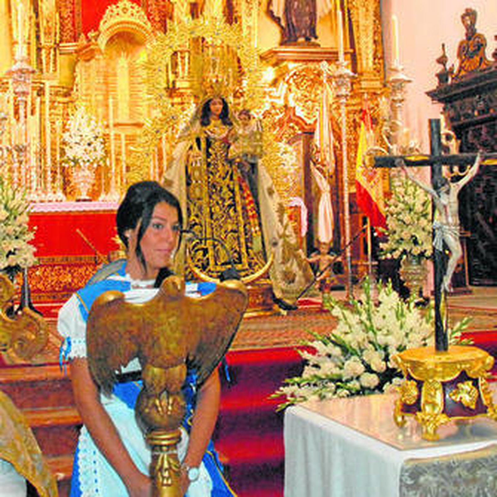 1. La salinera mayor habla de las ofrendas que se muestra a la Virgen del Carmen. 2. Las salineras y sus acompañantes proceden a la presentación de las ofrendas con productos típicos de la tierra. 3. Las salineras bajan del barco que ha llevado a la Virgen del Carmen de Gallineras hasta la zona de La Magdalena. 4. Sardinada preparada en la caseta del PA para los militantes.     5. Los caballistas pasean por el recinto ferial. 6. Caballistas y carruajes se dejan hacer fotos durante la mañana. 7. Desfile militar frente al Panteón de Marinos Ilustres de la Armada. /fotos: Nuria Reina y Rioja