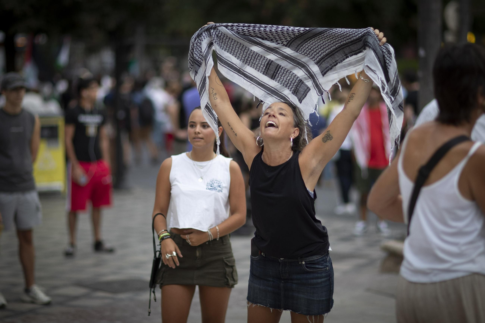 Fotos: 4.000 personas recorren el centro de Granada en una marcha contra la violencia en Gaza