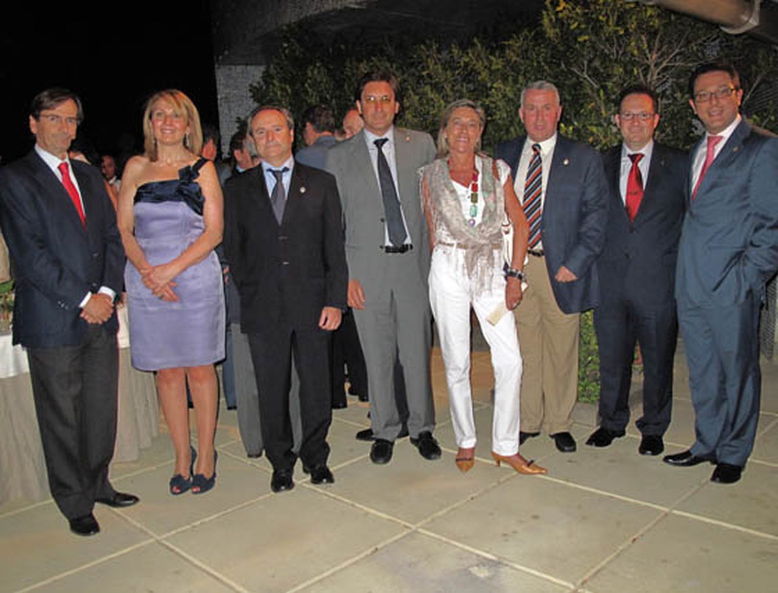 Los presidentes del Colegio de Farmacéuticos de Huelva, Francisco Peinado; de Almería, Pepita Ortega, y de Málaga, Javier Tudela; el secretario de Málaga, Miguel Marqués de Torres; María Jesús Olla, presidenta de Jafarco, el presidente del Colegio de Jaén, José Manuel Arias de Saavedra, y los secretarios de los Colegios de Sevilla y Jaén, Juan Pedro Vaquero y Juan Pedro Risquez, respectivamente.

Foto: Victoria Ramírez