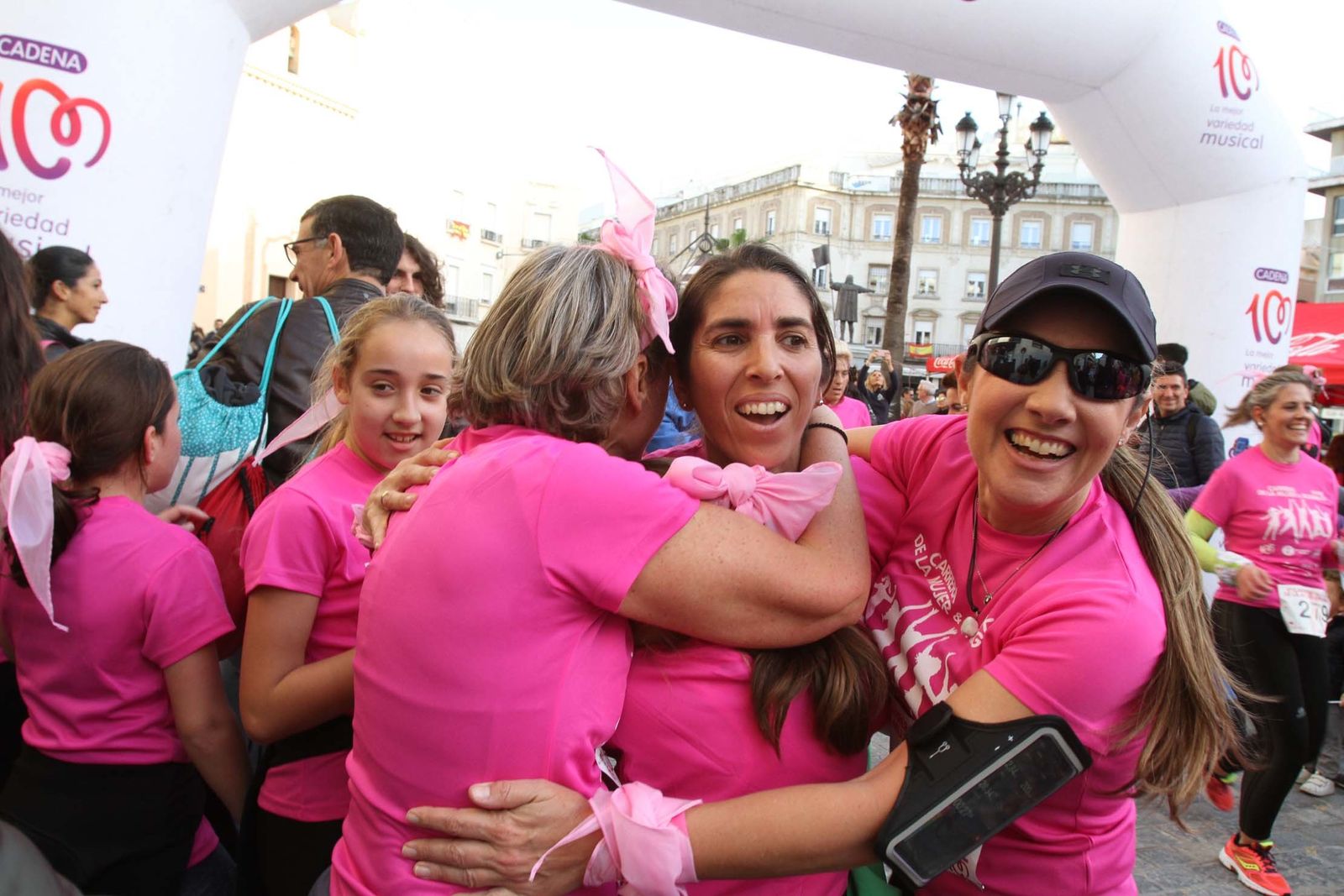 Imágenes de la Carrera contra el cáncer de mama de Huelva.