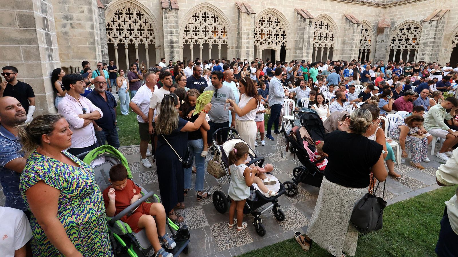 Imágenes de la presentación de las camisetas del Xerez CD