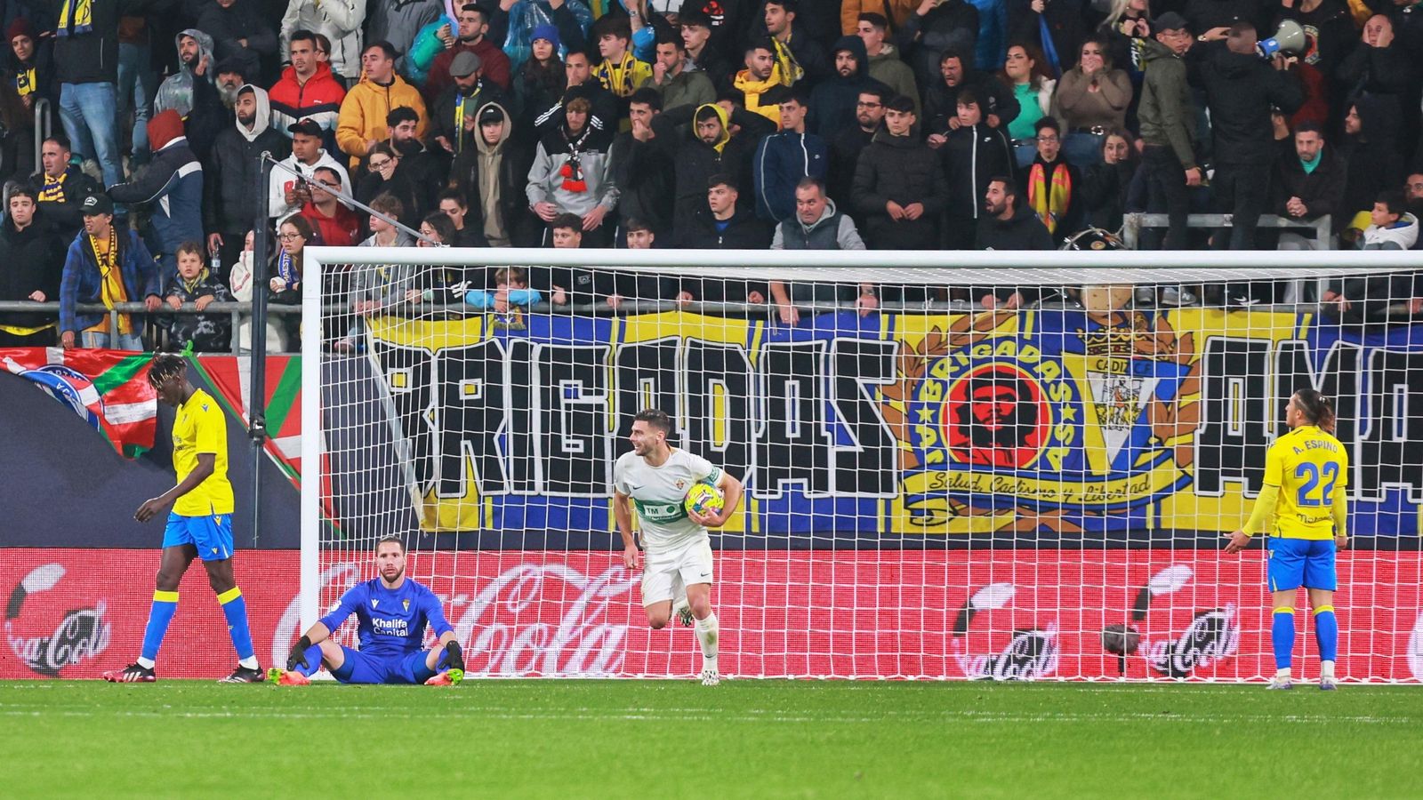 Los jugadores del Cádiz se lamentan tras el tanto de Ezequiel Ponce.