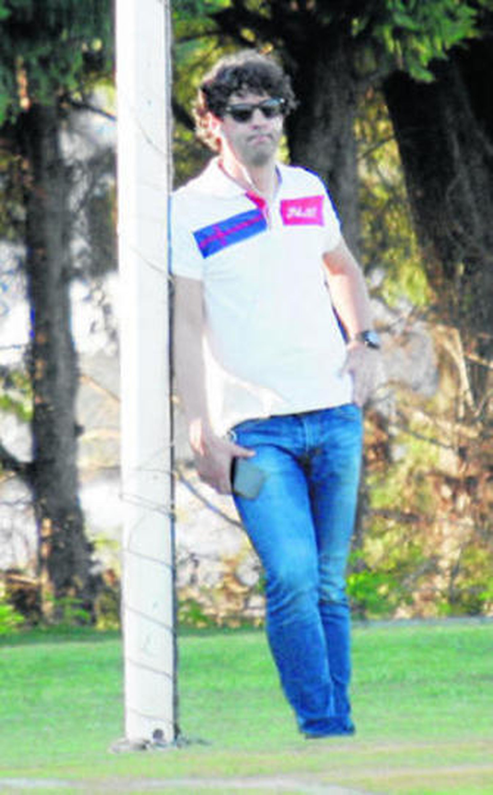 Emilio Vega observa un entrenamiento de la temporada finalizada en la Ciudad Deportiva.