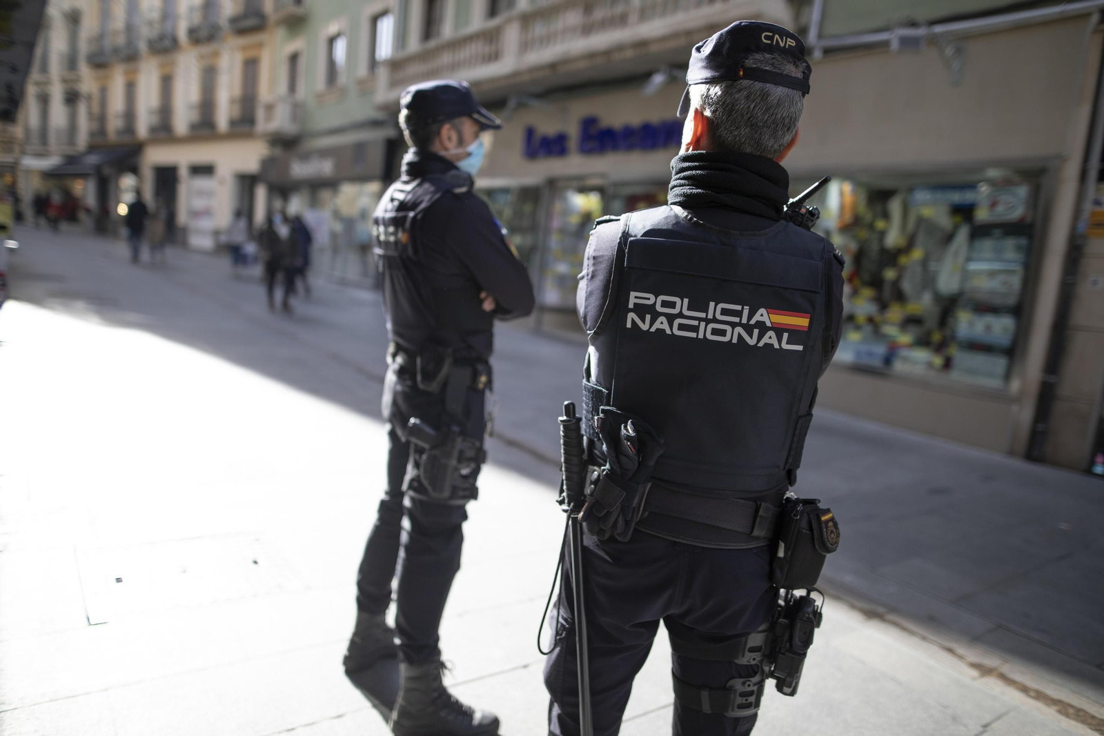 Dos agentes de la Policía Nacional en una calle de Granada.