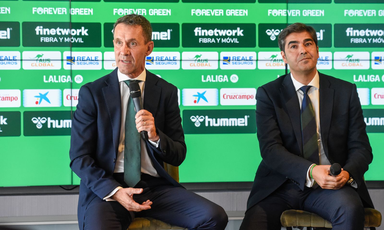 Ramón Planes y Ángel Haro atienden a los medios de comunicación.