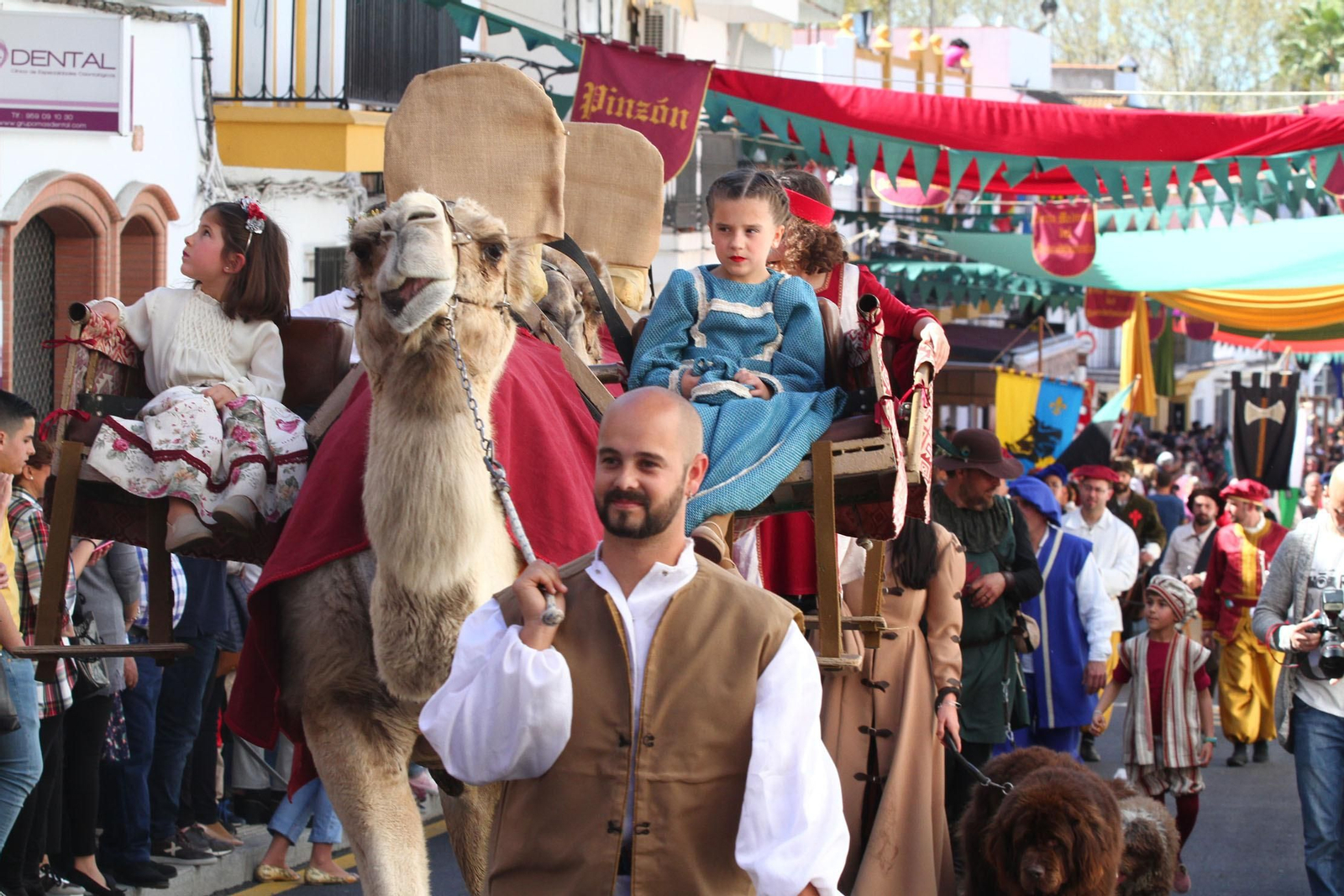 Imágenes del desfile de la XIX Feria Medieval del Descubrimiento, en Palos de la Frontera