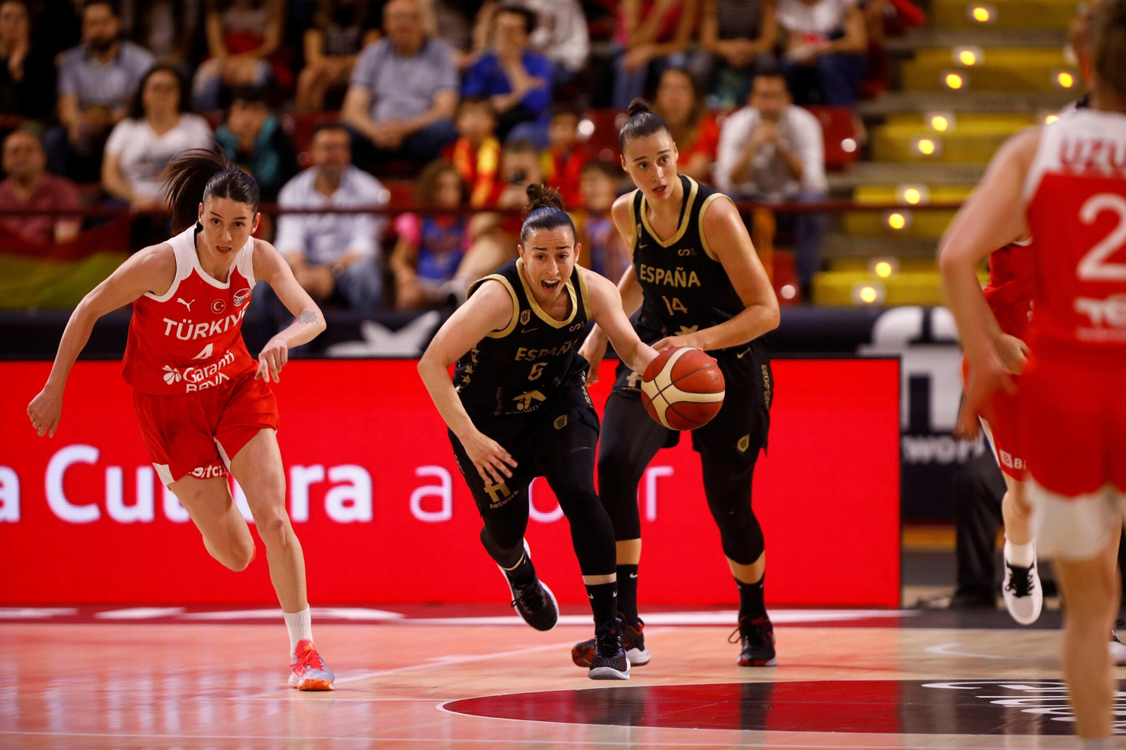 Las mejores fotos del triunfo de la selección española femenina de baloncesto sobre Turquía en Córdoba