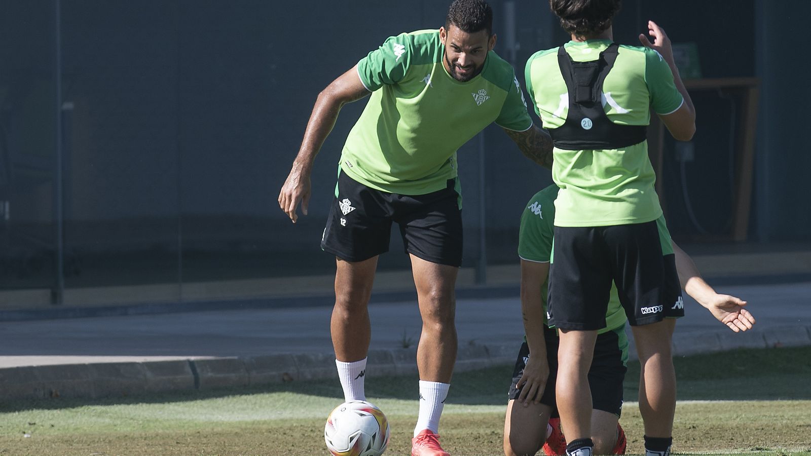 Willian José realiza un ejercicio en el entrenamiento.