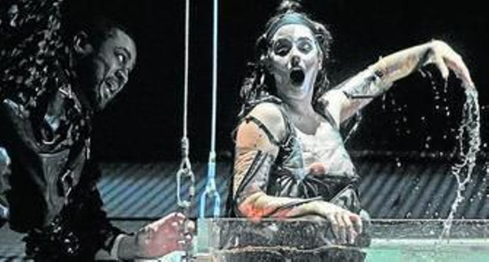 Una de las escenas más impactantes del montaje de La Fura.