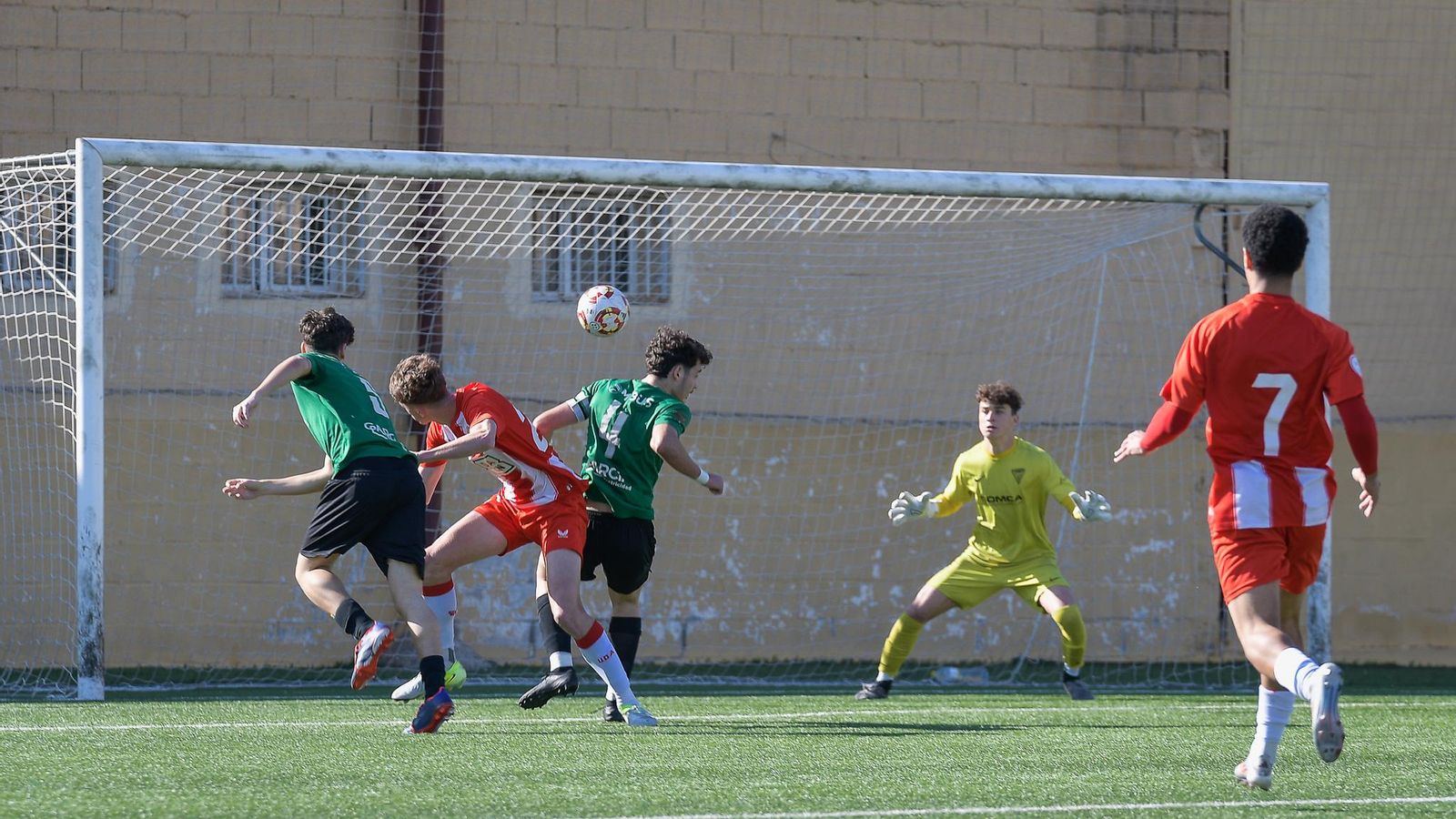 El rojiblanco Fran Rodríguez remata la acción con la que consiguió el gol.