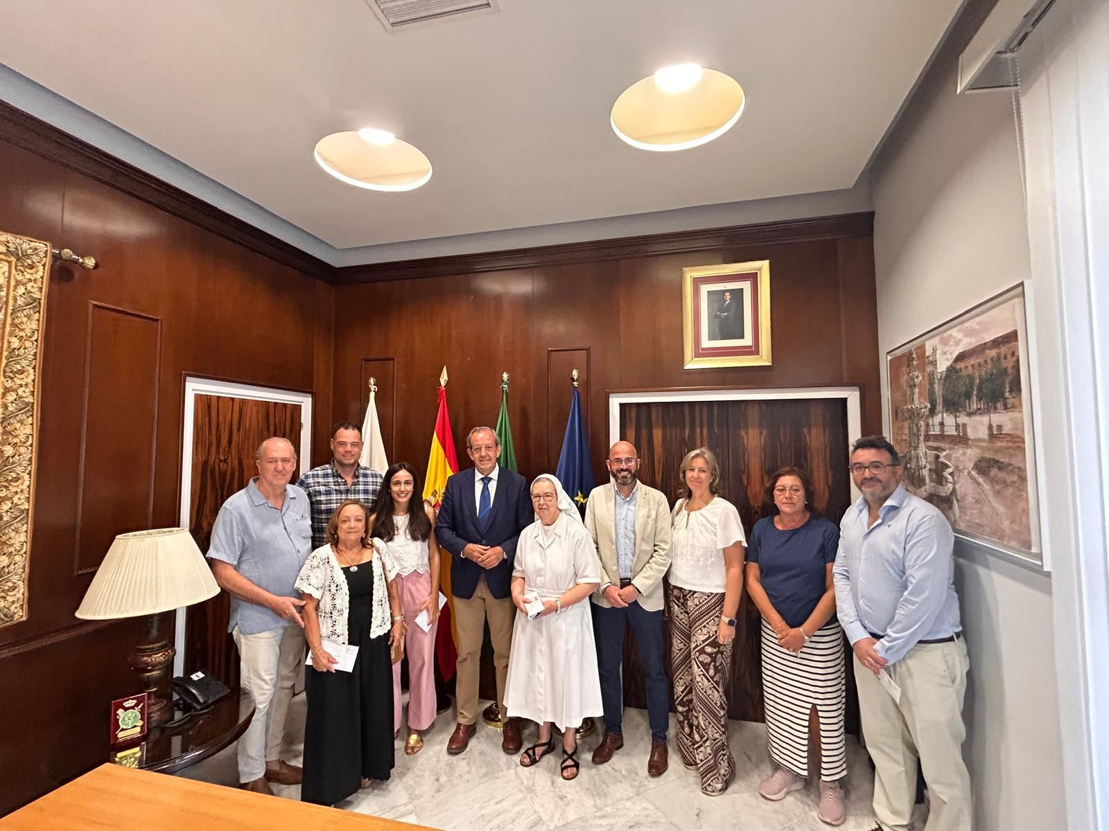 Entrega de tickets a colectivos sociales para las atracciones de la Feria de Andújar.