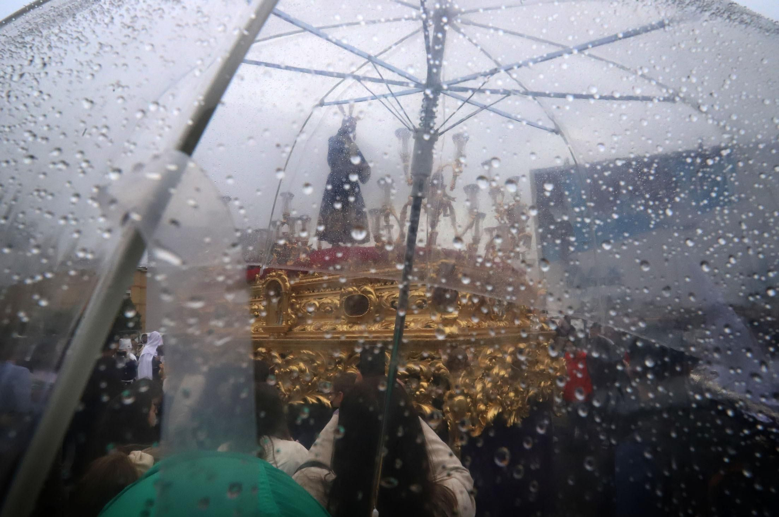 Imágenes de la procesión del Cautivo  bajo la lluvia en Huelva