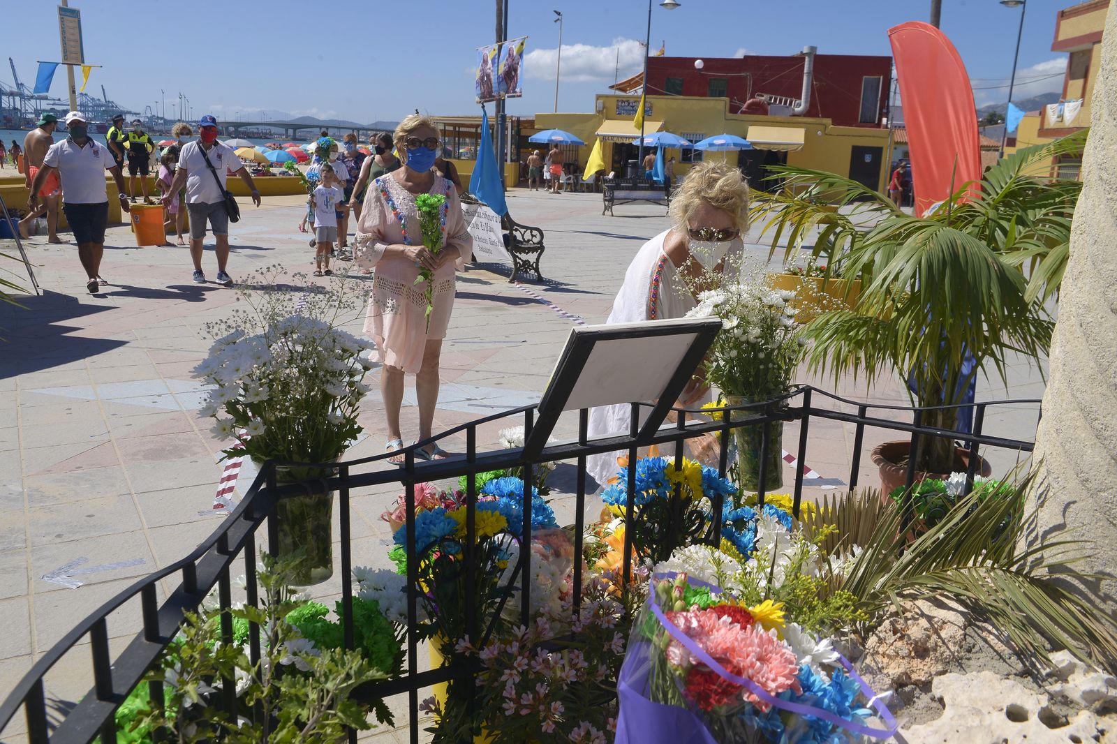 Fotos de la ofrenda a la Virgen de la Plama en El Rinconcillo