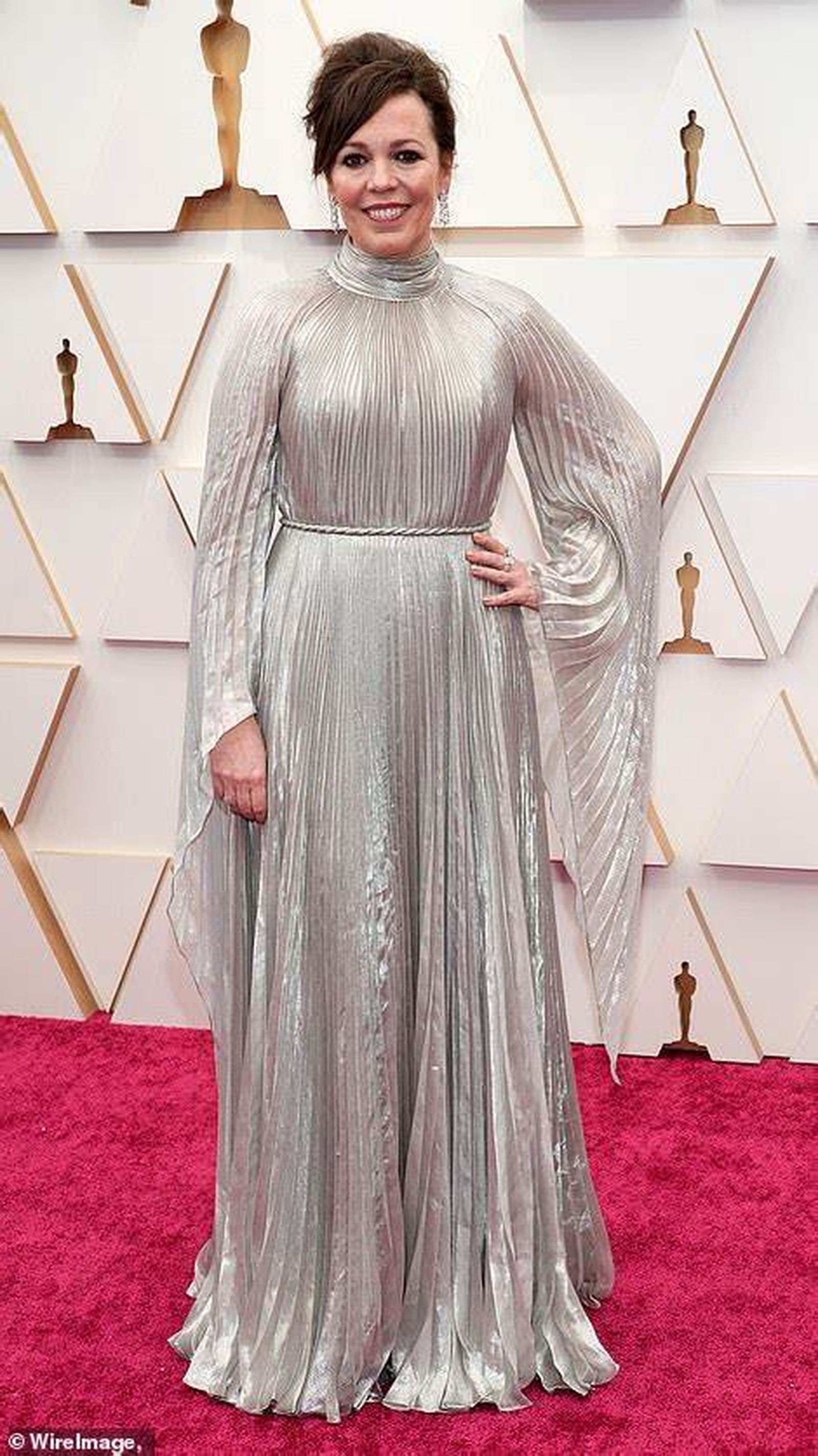 Olivia Colman, plateada de arriba a abajo.