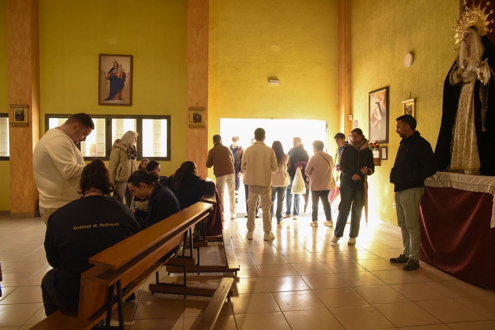 Las fotos del besapié del Medinaceli en la iglesia de Santiago de La Línea