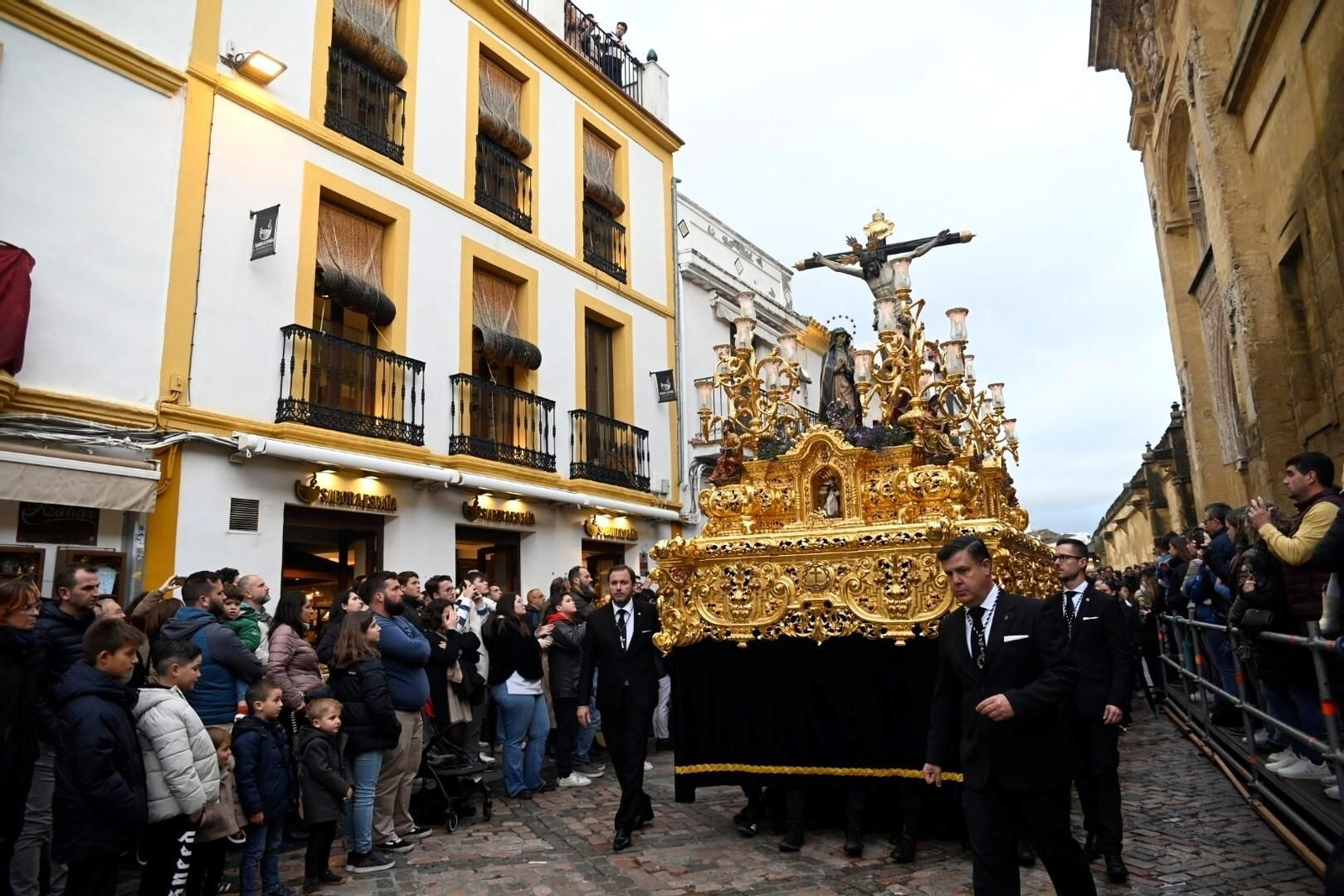El traslado de la Hermandad del Amor de Córdoba, en imágenes