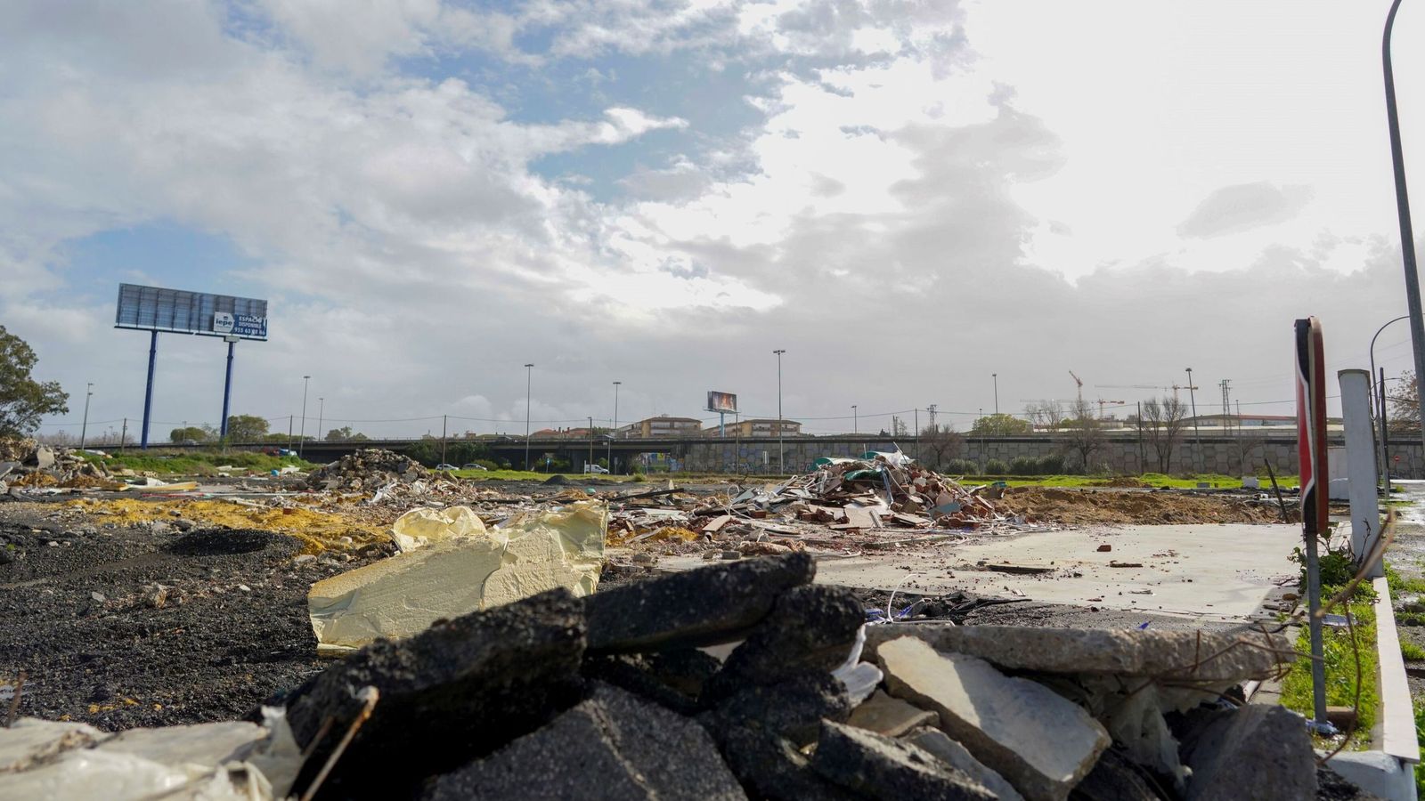 Estado del solar de la gasolinera, demolida en enero.