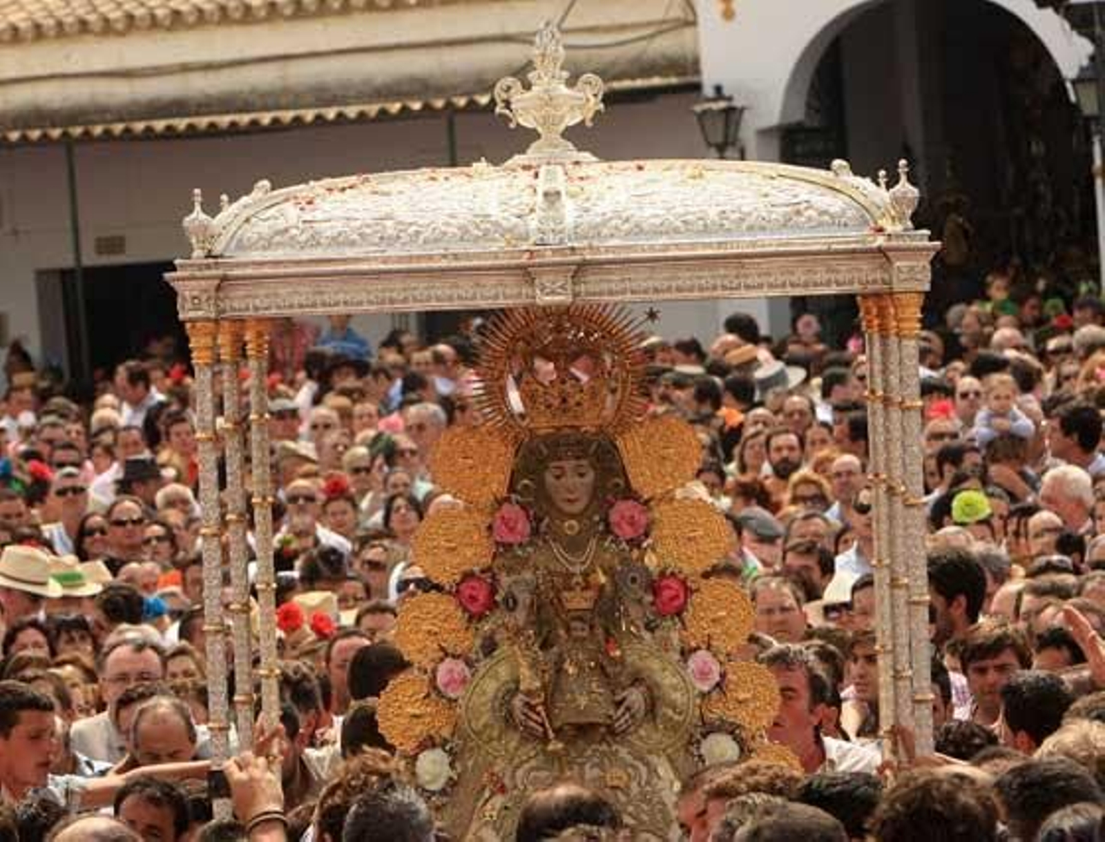 Momento en que los almonteños acercan a la Virgen del Rocío a la casa de la Hermandad de Jerez

Foto: Juan Carlos Toro