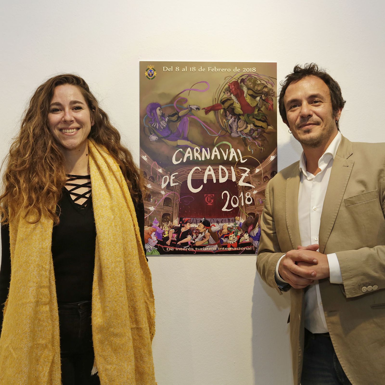 La concejala de Fiestas, María Romay, y el alcalde, José María González, posan ante el cartel del Carnaval 2018.