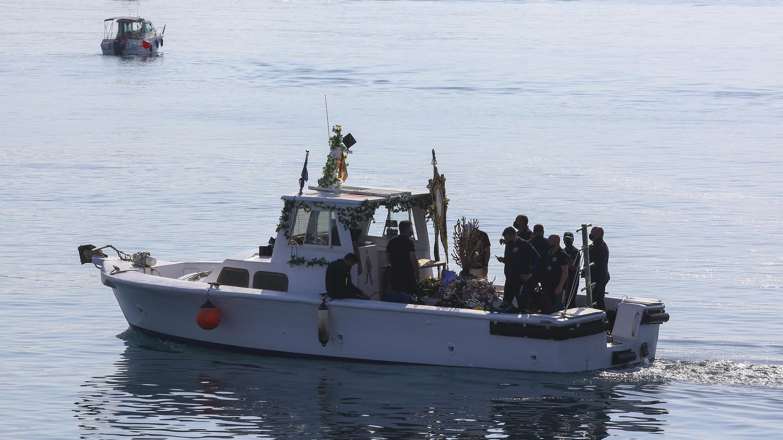 El estandarte, momentos después de su entrada en el mar.