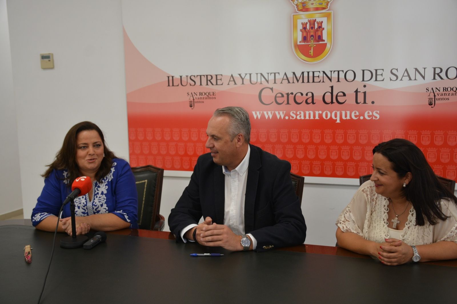 Paqui Lara es reconocida pregonera de la Feria Real de San Roque en un acto en el ayuntamiento.