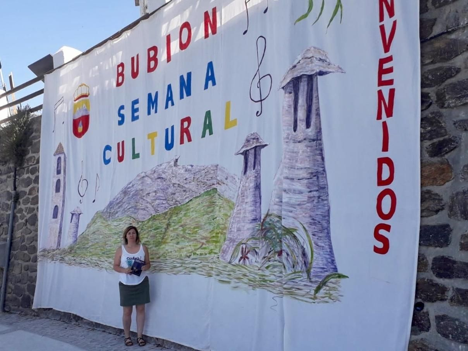La alcaldesa del municipio de Bubión, en el momento de la presentación del cartel de bienvenida a los turistas.