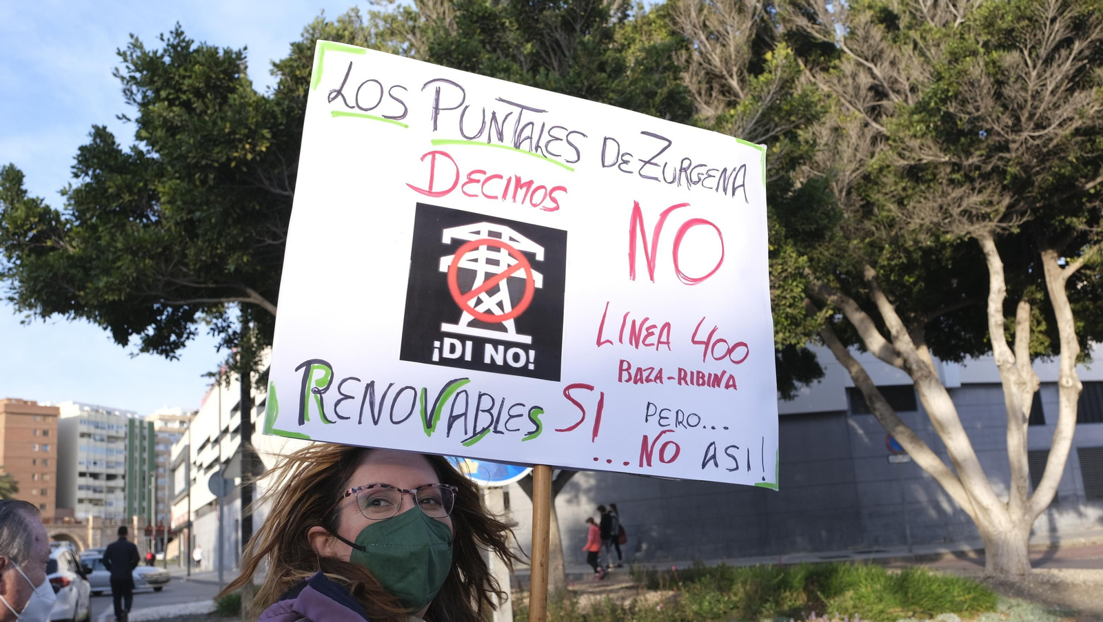 Fotogalería manifestación a favor de energías renovables ordenadas. Almería