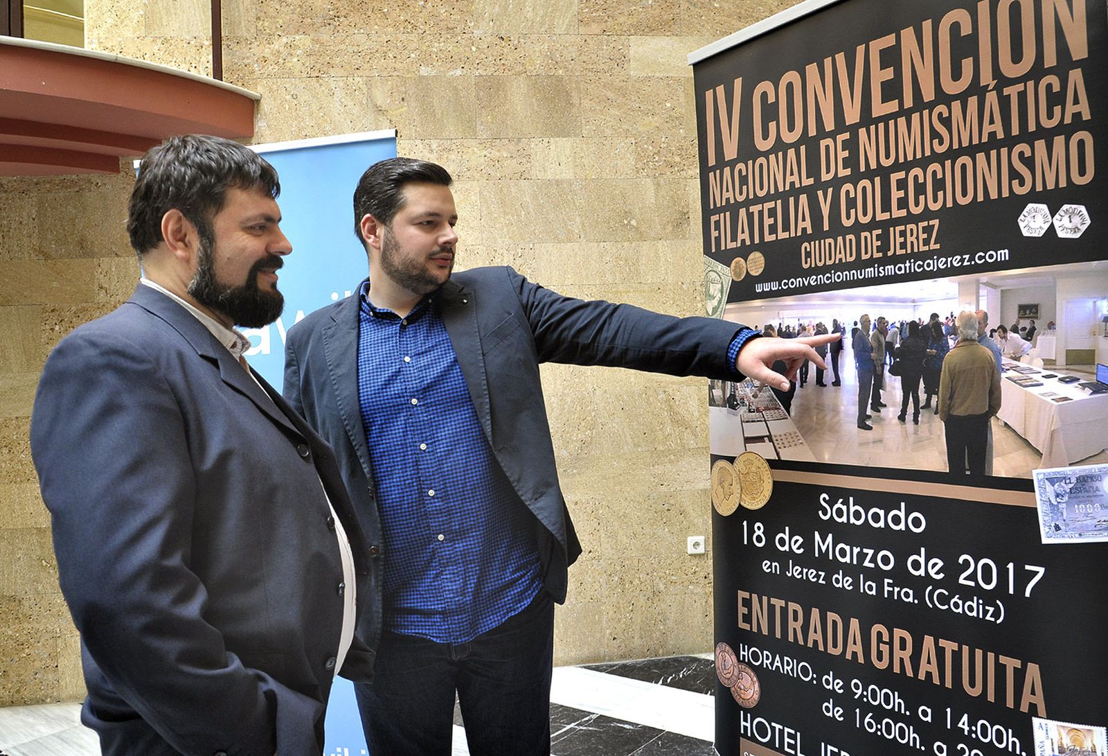 Rubén Pulido y Germán Sánchez observan ayer el cartel anunciador del evento.