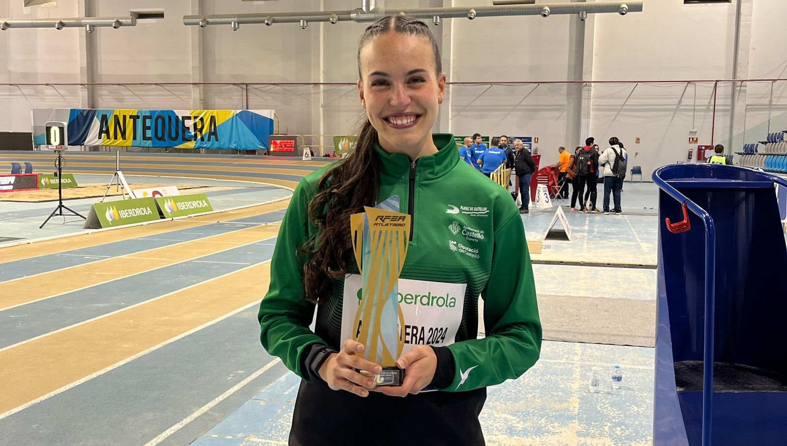 Carmen Avilés muestra su título de la Copa Iberdrola logrado con el Playas de Castellón.