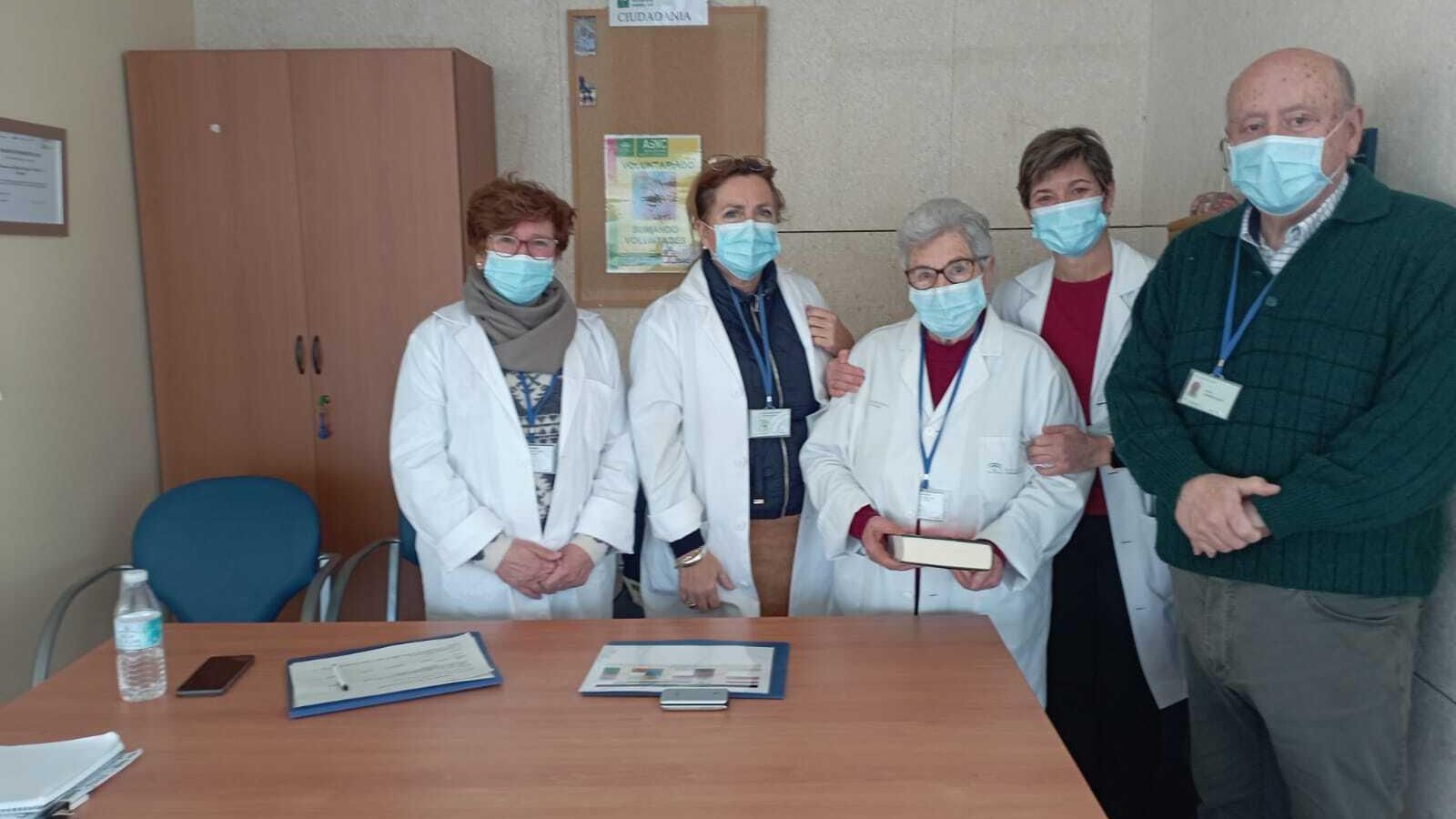 La gerente del Área Sanitaria Norte entrega un libro a Teresa por su 92 cumpleaños.