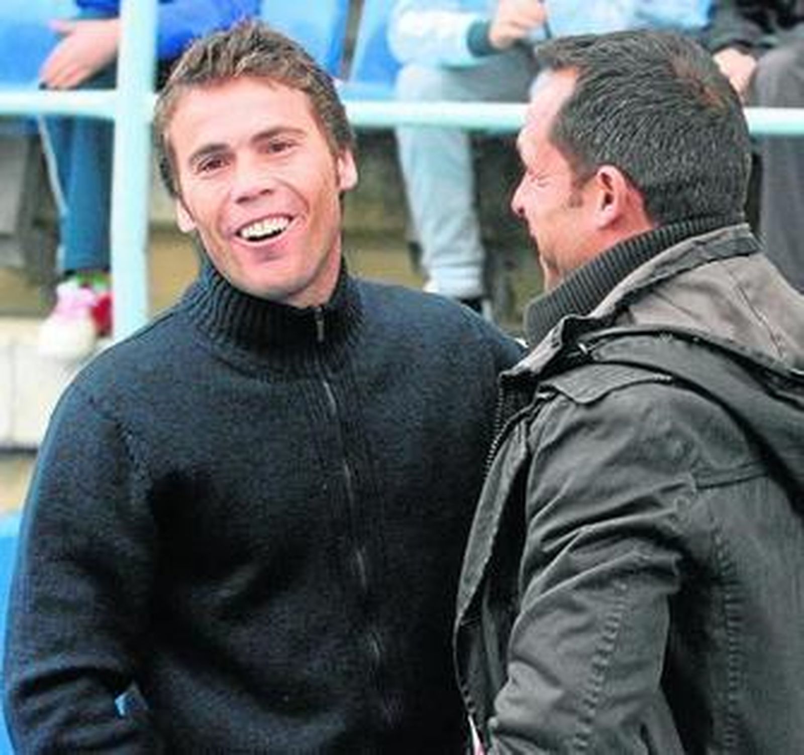 Joan Francesc Rubi charla con Sergi cuando éste dirigía al Recreativo.