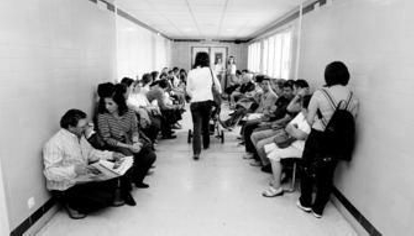 Familiares de enfermos, en la zona de espera de quirófanos.