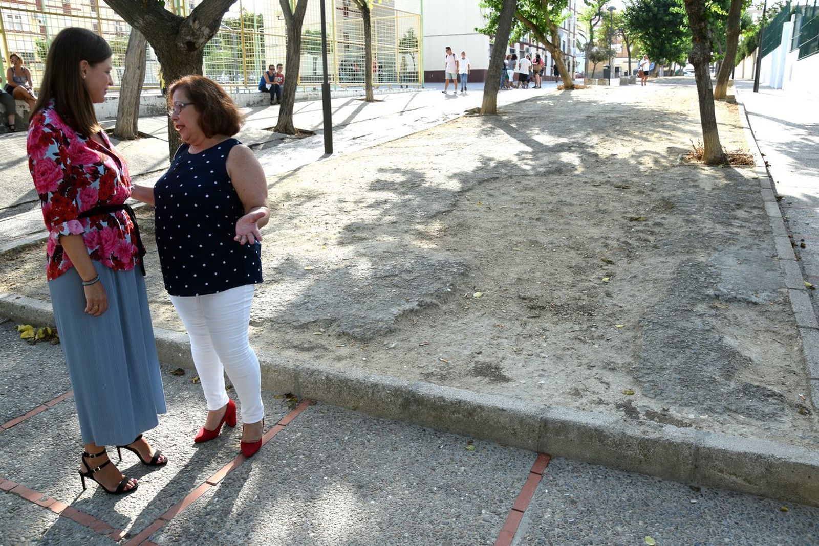 La alcaldesa (i.) en la calle Drago, en una imagen de archivo.