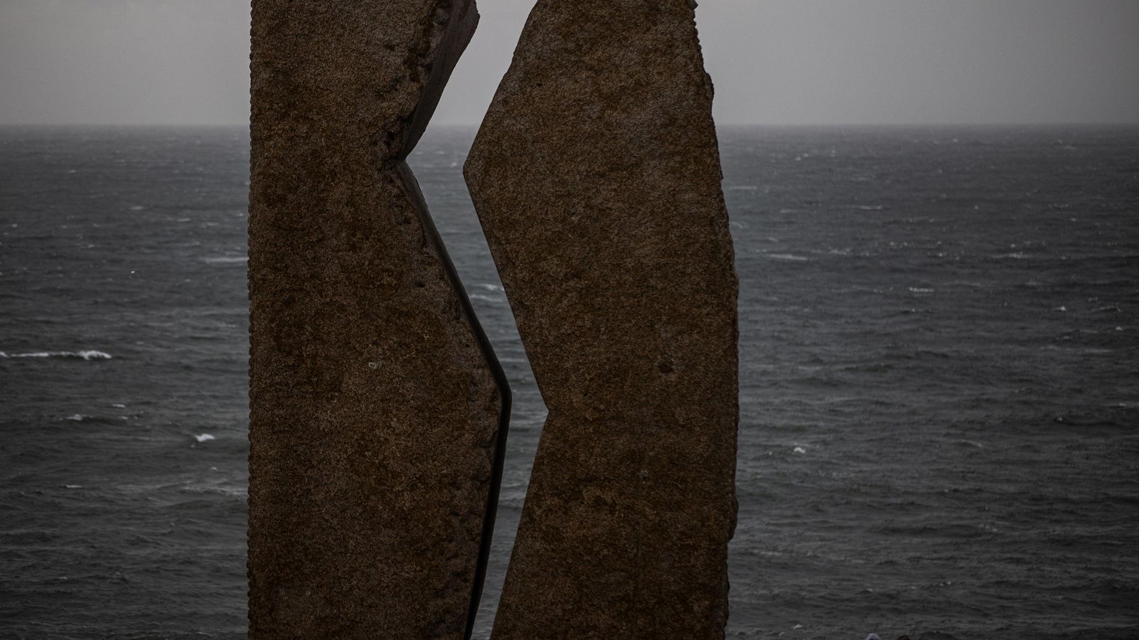 Monumento 'A Ferida' (La herida), dedicado a los voluntarios que trabajaron en las labores de limpieza