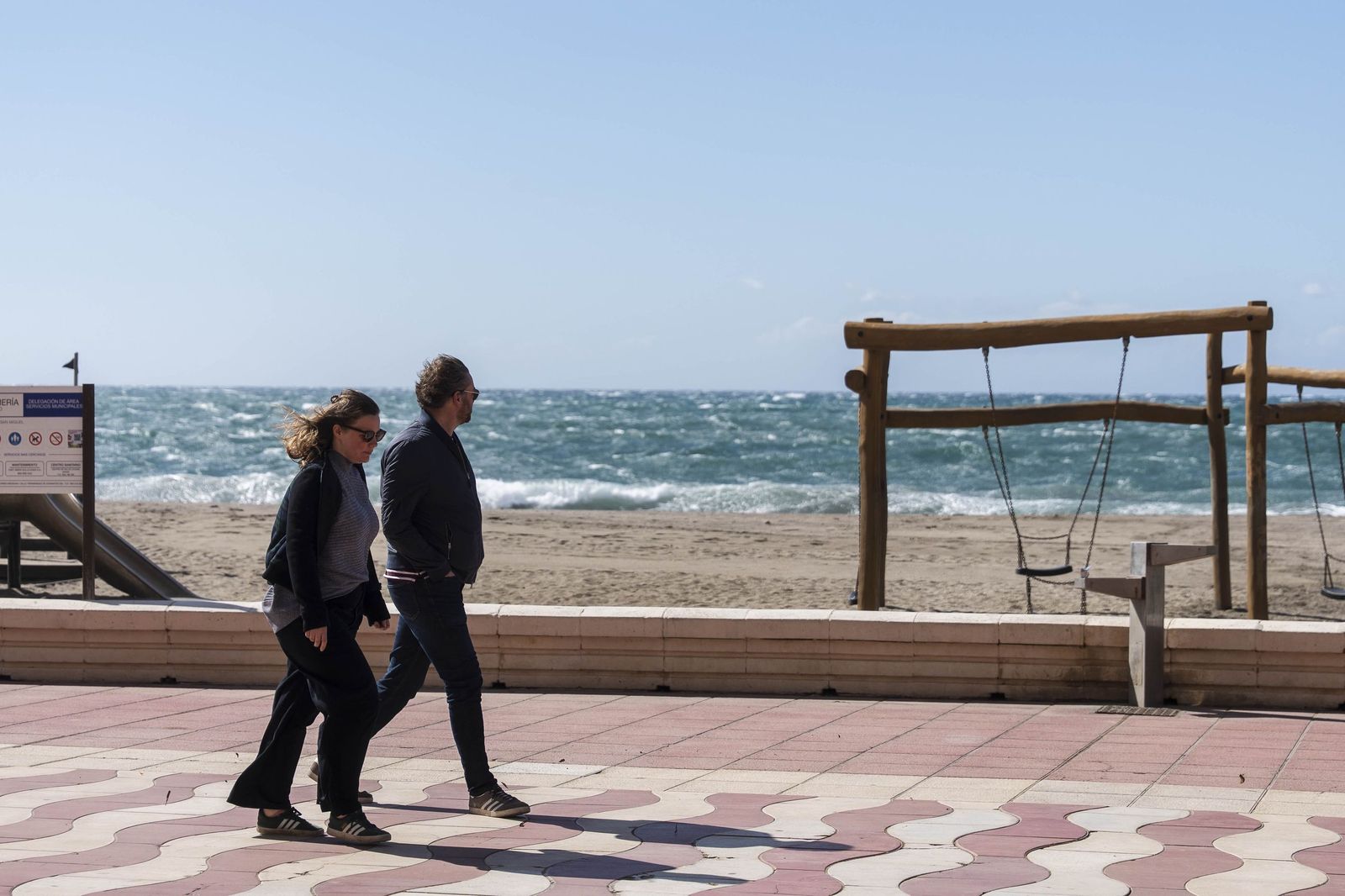 Las imágenes del viento que sacude Almería con rachas de hasta 93 km/h