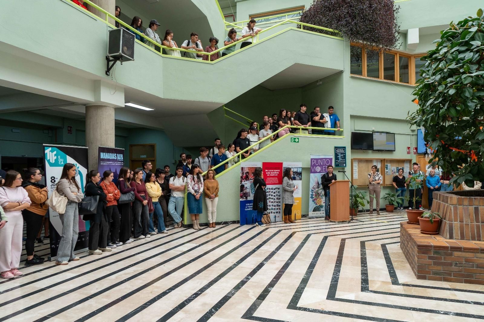 Minuto de silencio en recuerdo de la estudiante en Ciencias de la Educación.