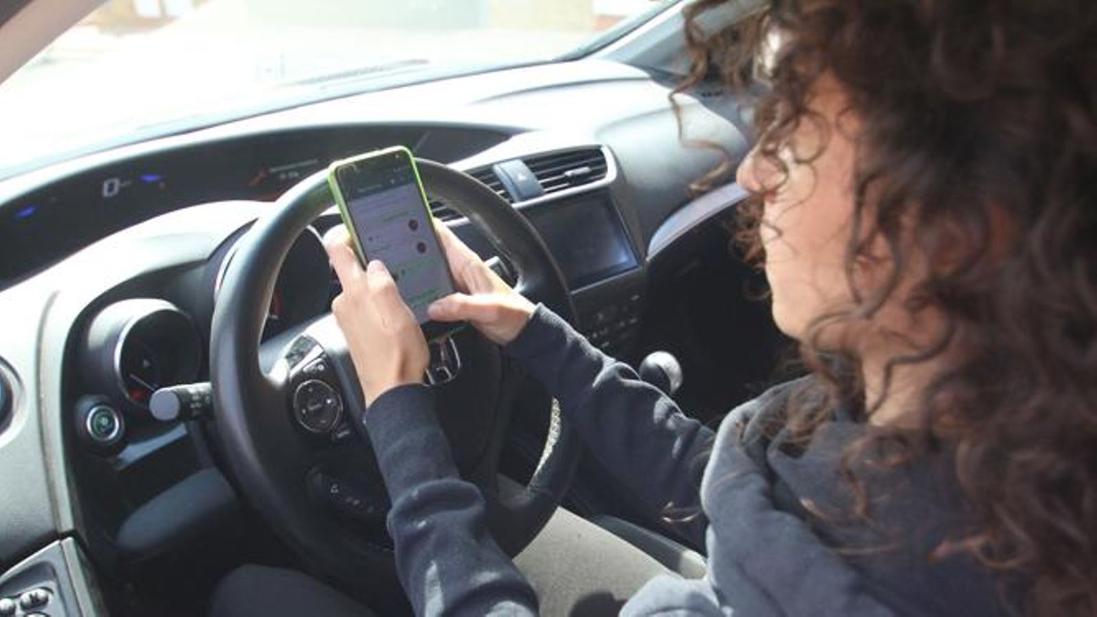 Una usuaria con su teléfono móvil.