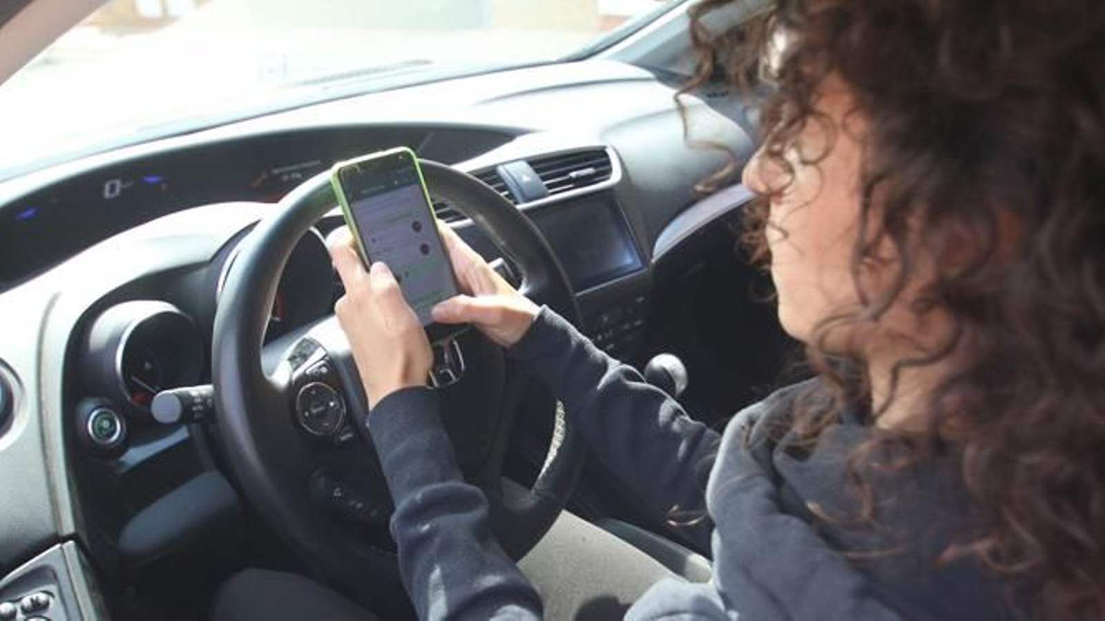 Una usuaria con su teléfono móvil.