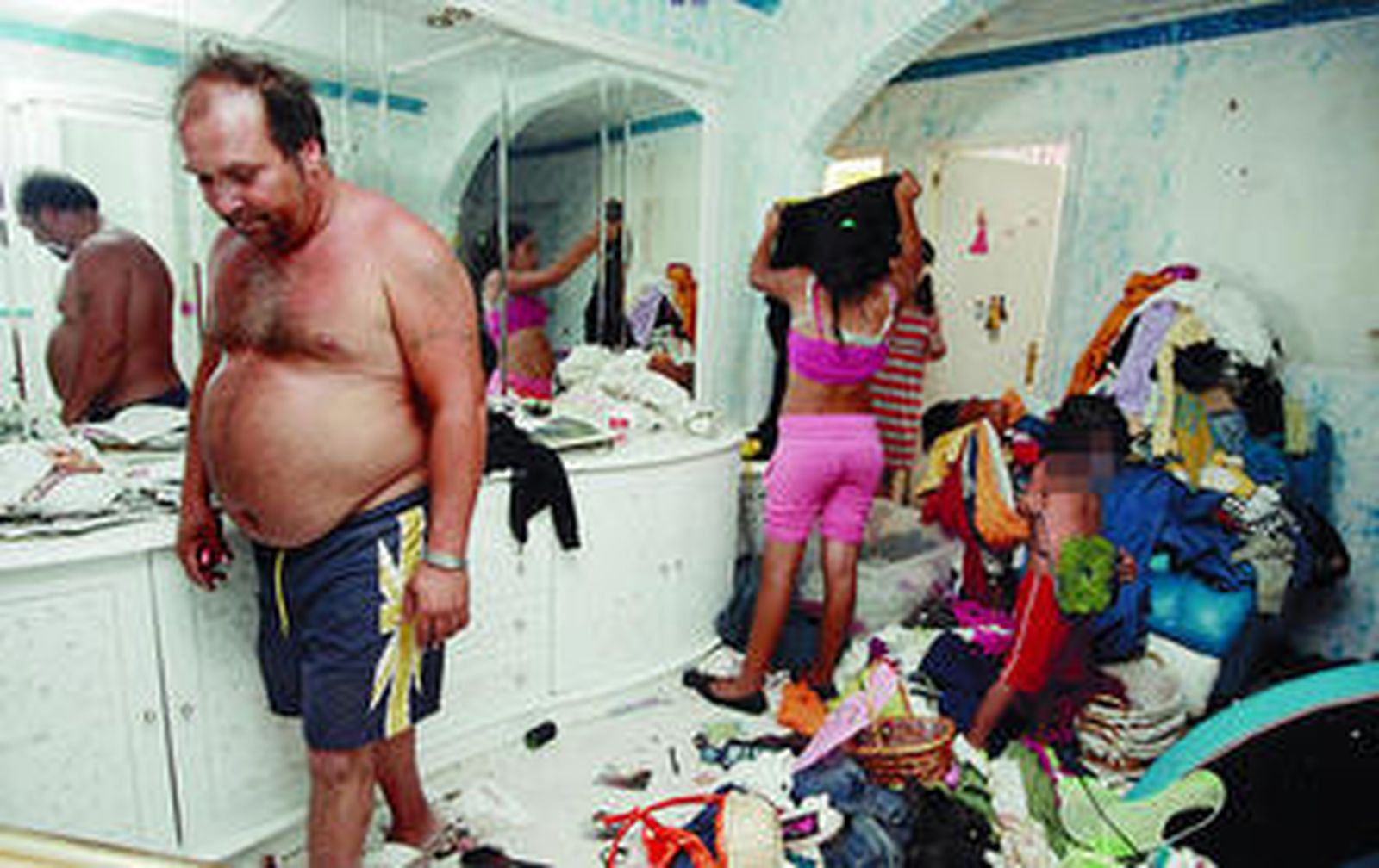 Horacio, uno de los chabolistas que ayer regresó a las Tres Mil, se encontró con su casa destrozada y saqueada.