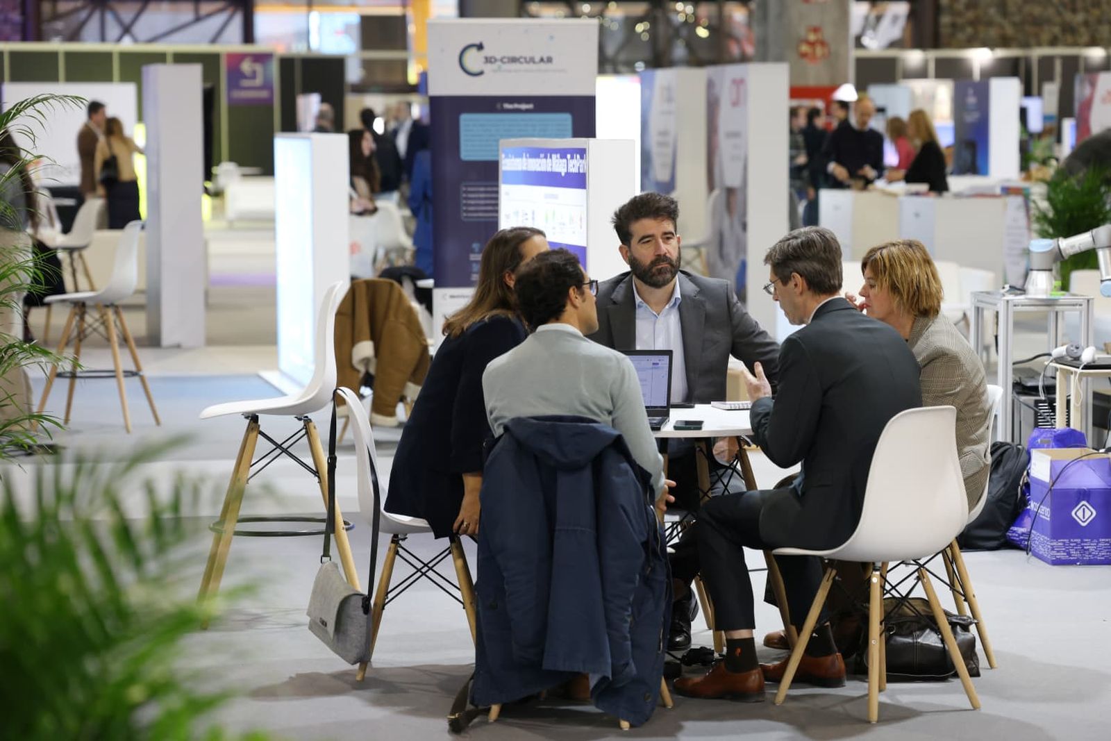 Helio Fernández y Karel van Gils, del IMEC, en el puesto del Málaga TechPark en el Foro Transfiere 2026.