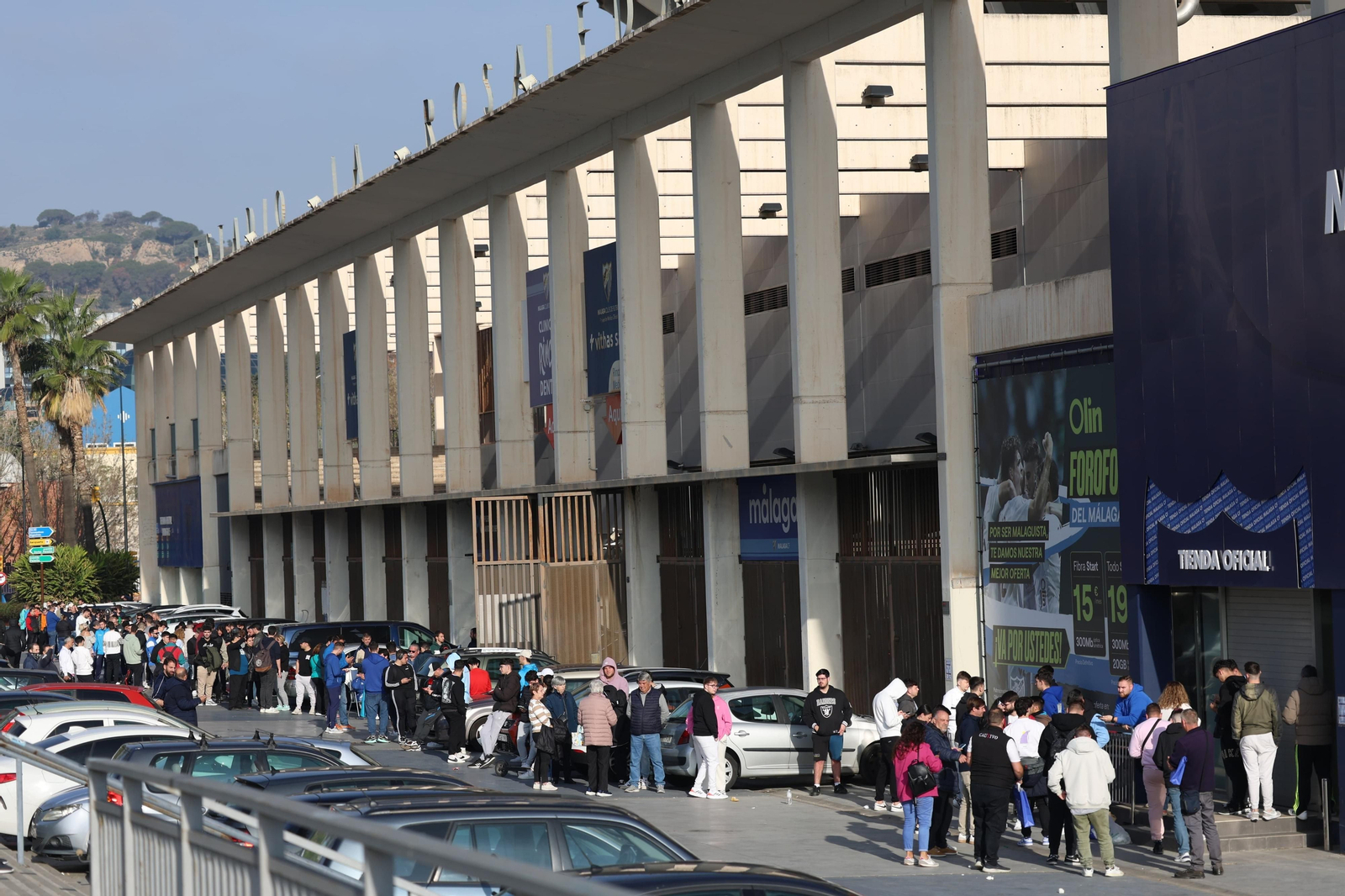 Avalancha en la tienda de La Rosaleda por la camiseta especial del Málaga