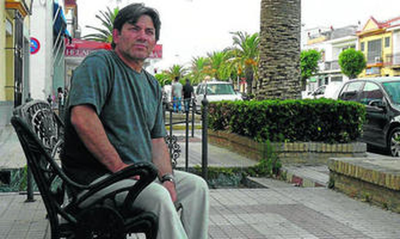 Arriba, José María Mellado, en Almonte, tras conocer la decisión. Abajo, el hotel donde trabajó, La Malvasía.