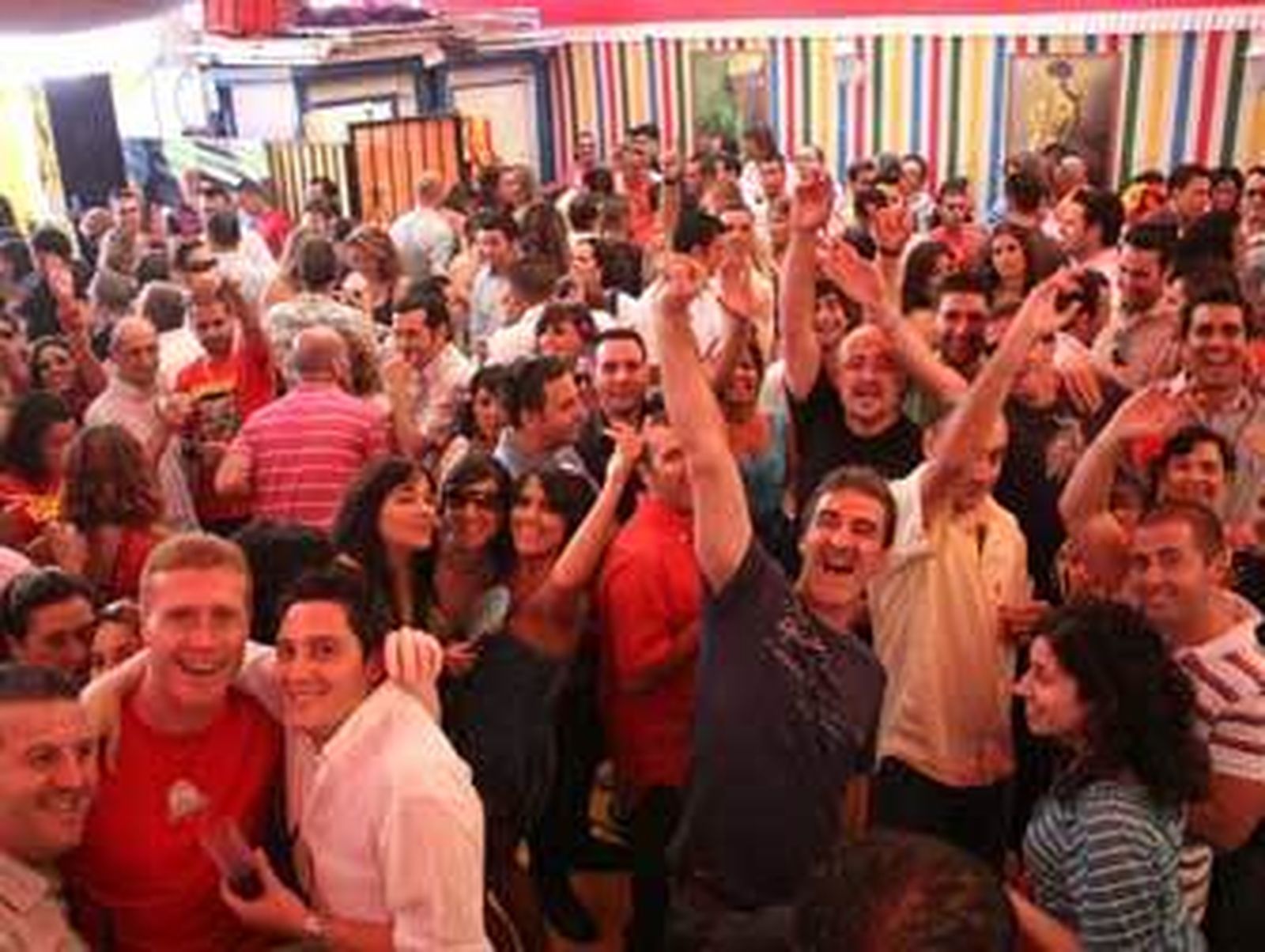 El interior de una caseta de la feria algecireña llena de personas durante la tarde de ayer. /Vanessa Pérez