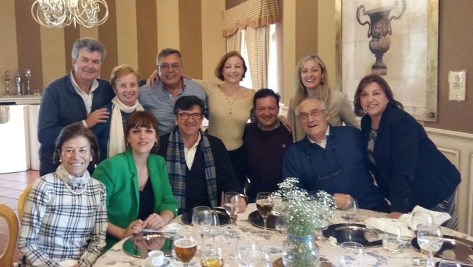 El homenajeado Miguel Ángel de Andrés con Pilar López, Nieves Ron, Ramón Guilloto, Manolo Montes, Francisco Franco, María del  Carmen Alegre, Manolo Castro, Loli Montero, Ana Jiménez, y Elvira Duarte.