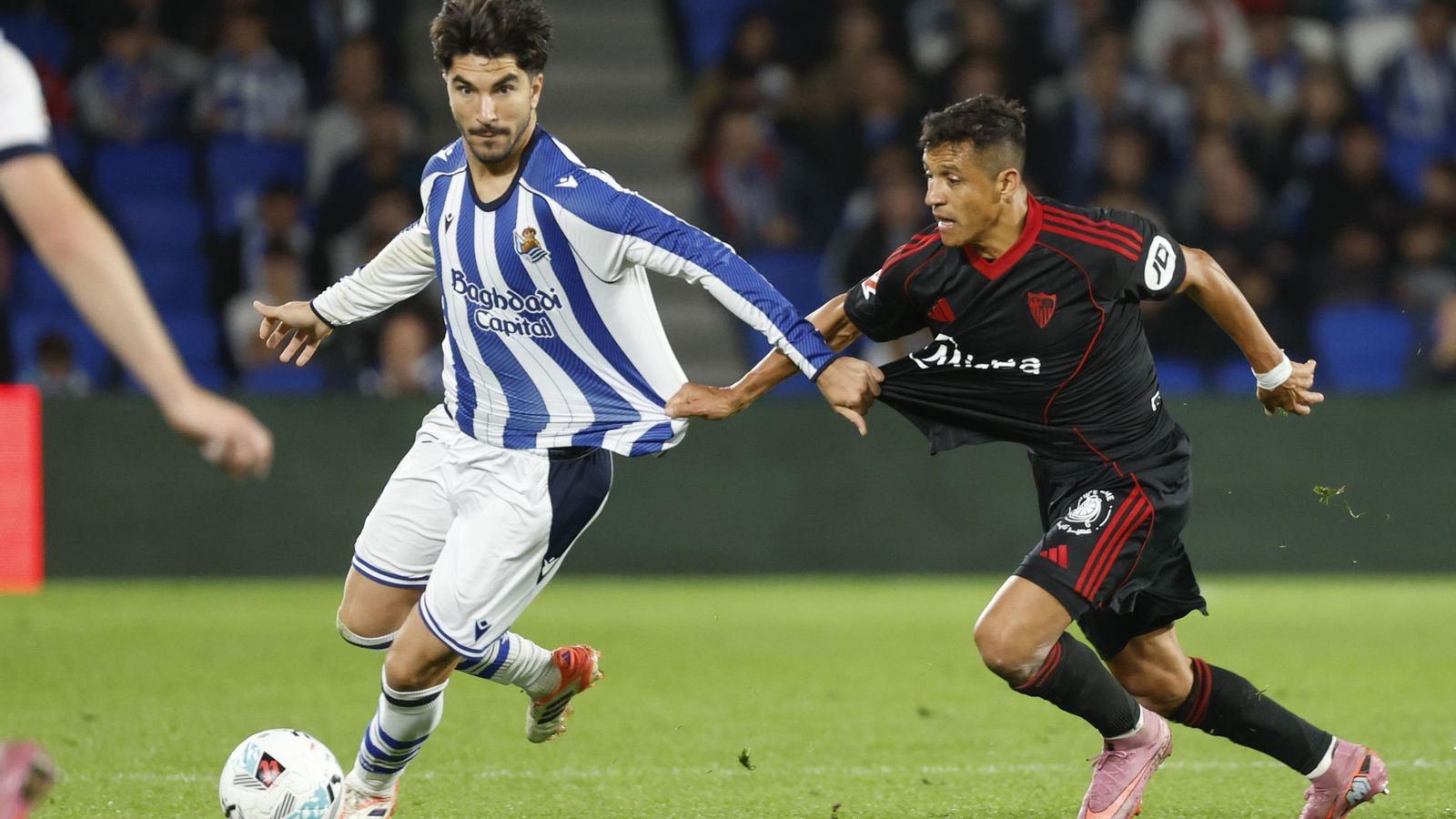 Alexis Sánchez y Carlos Soler se agarran en el Real Sociedad-Sevilla.