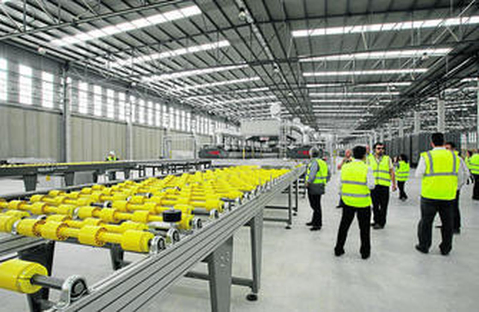 La fábrica de elaboración de 'Dekton' ya tiene instalados los dos hornos y la línea de salida del producto, con el control de calidad final.